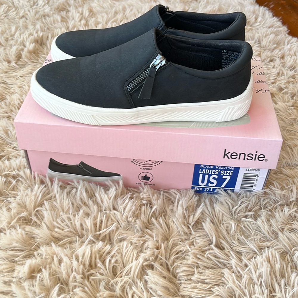 Ladies US7 Kenzie black low top casual shoe